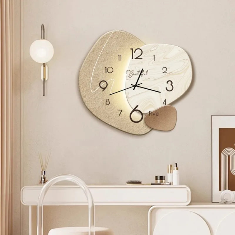 Horloge murale décorative moderne pour un intérieur sophistiqué