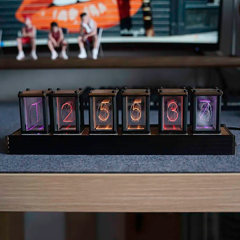 Horloge numérique artisanale en bois avec affichage lumineux style Nixie