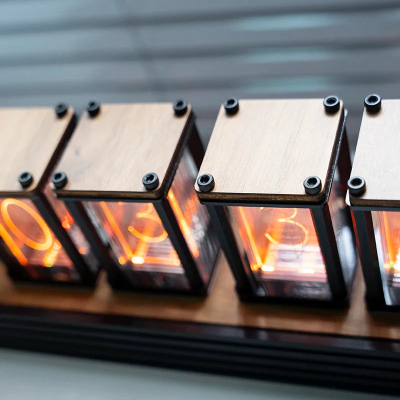 Horloge numérique artisanale en bois avec affichage lumineux style Nixie
