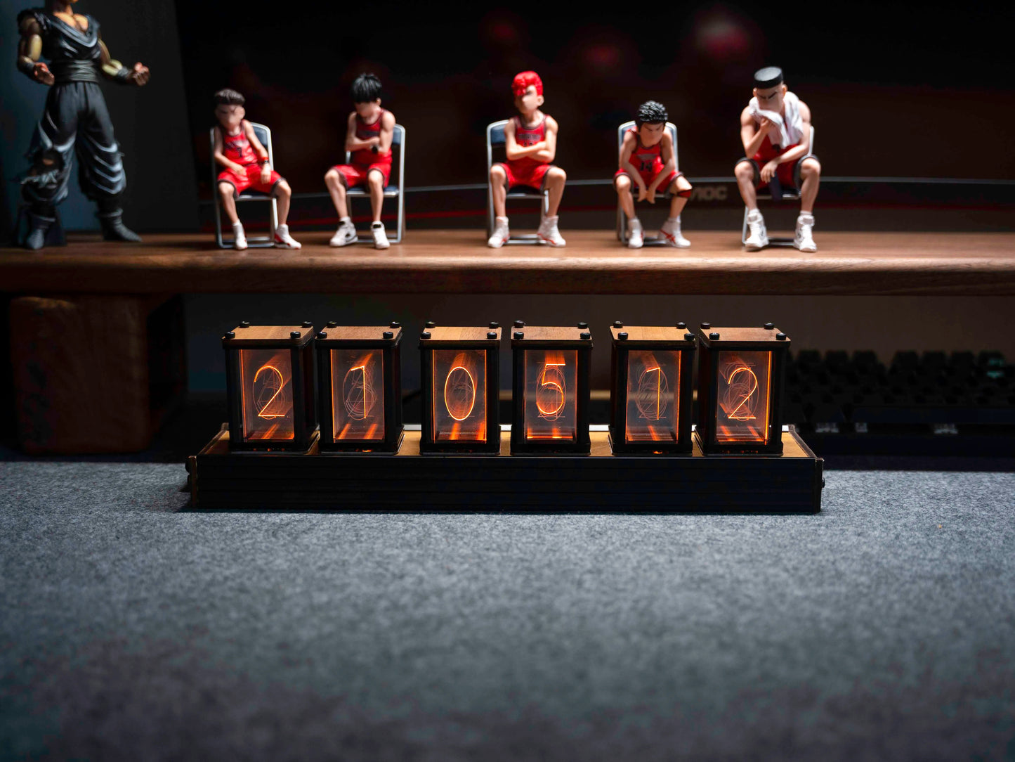 Horloge numérique artisanale en bois avec affichage lumineux style Nixie