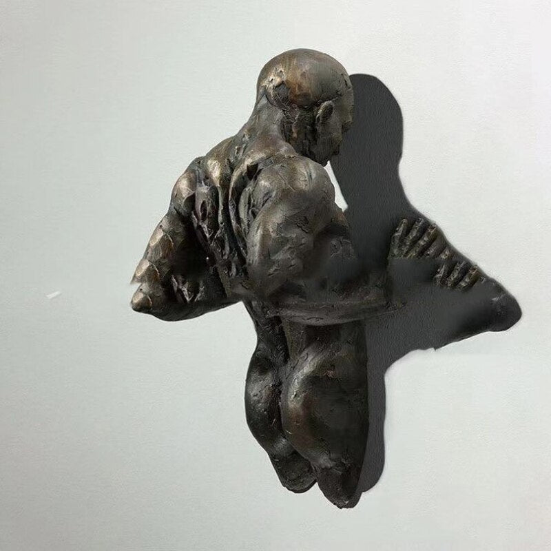 Sculpture Murale 3D en Résine Cuivrée – Homme Abstrait Grimpant à Travers le Mur