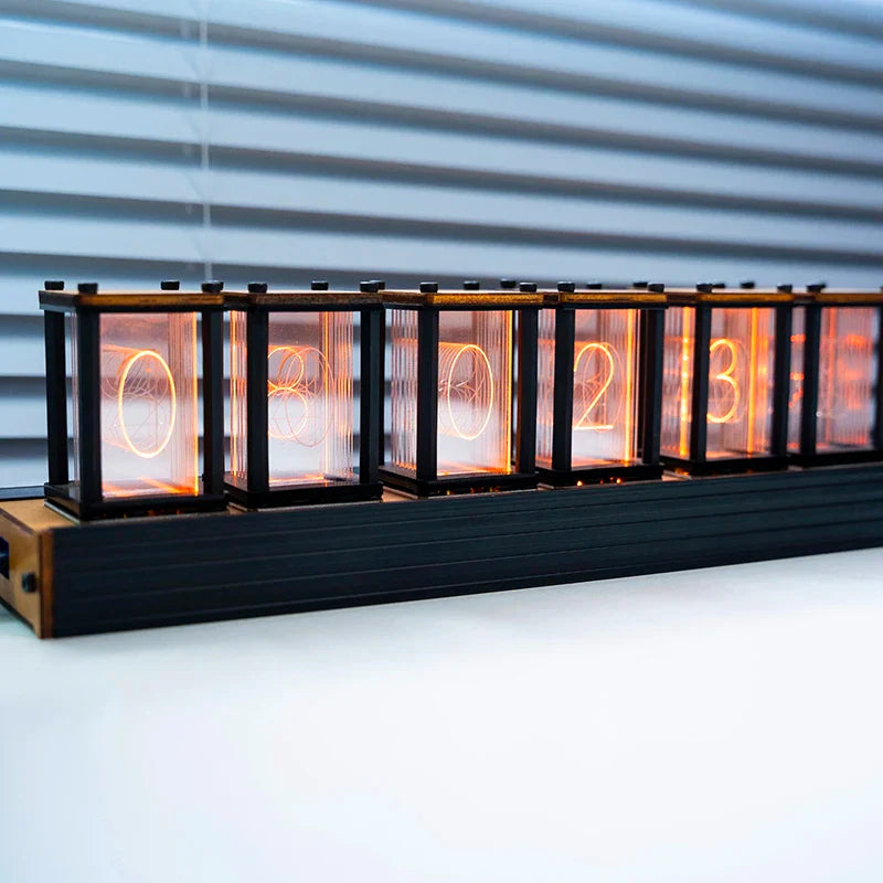 Horloge numérique artisanale en bois avec affichage lumineux style Nixie