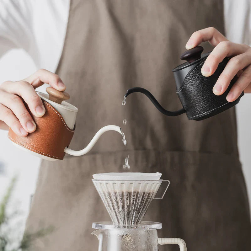 Bouilloire à Col de Cygne Sans Poignée 360ml – Cafetière à Verser Design en Acier Inoxydable et Cuir