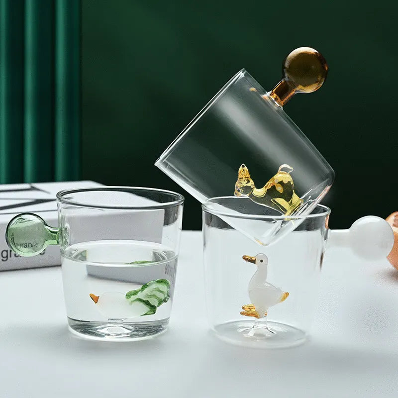 Mug en Verre Ichendorf avec Base Ornementale et Poignée Colorée – Élégance et Originalité Quotidienne