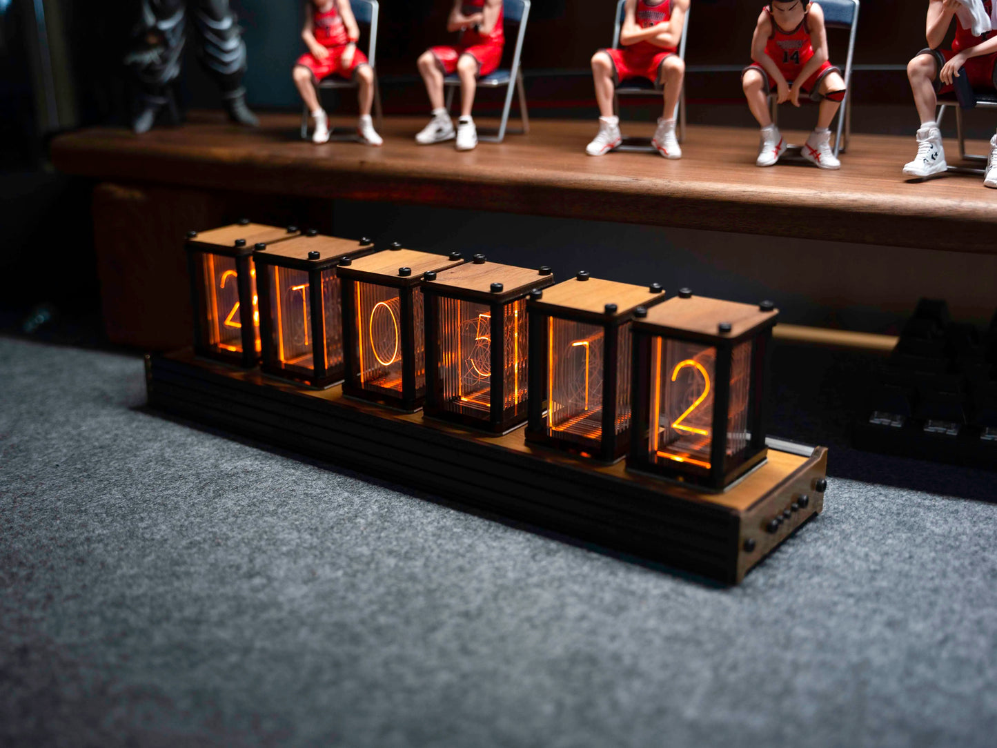 Horloge numérique artisanale en bois avec affichage lumineux style Nixie