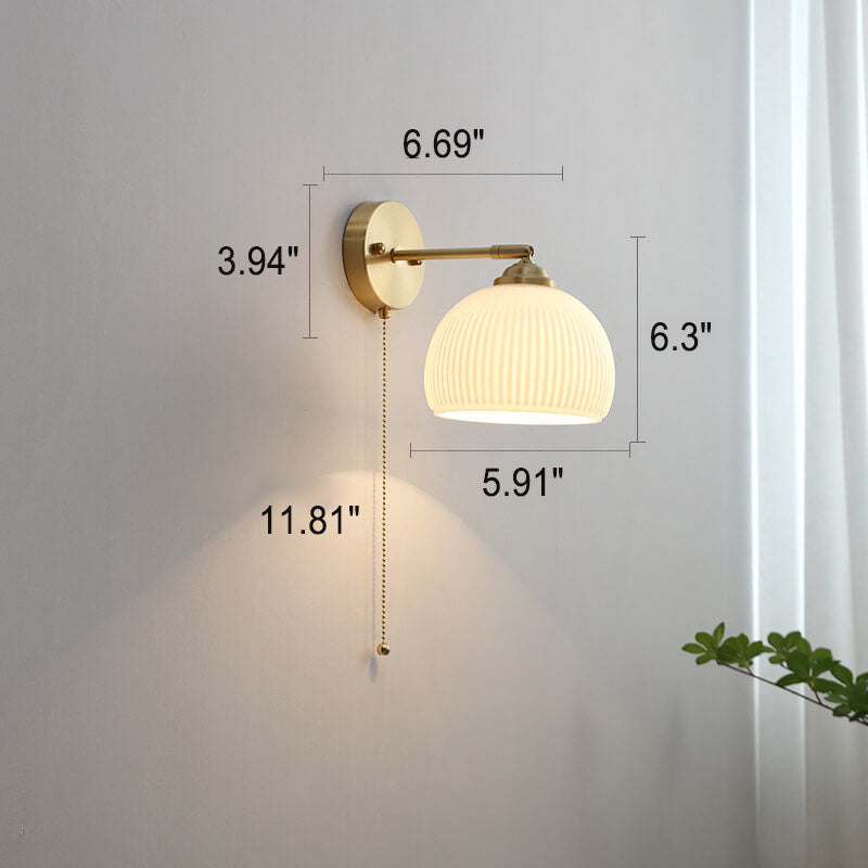 Applique murale nordique en laiton avec verre blanc rayé et cordon de tirage – 1 lumière