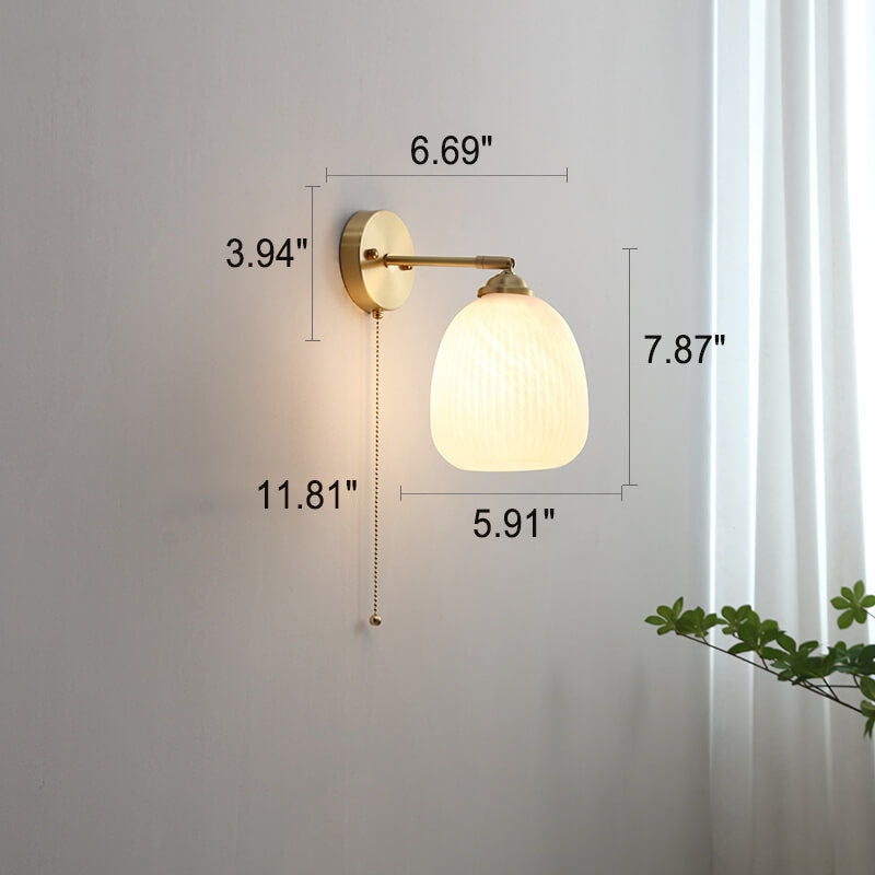 Applique murale nordique en laiton avec verre blanc rayé et cordon de tirage – 1 lumière