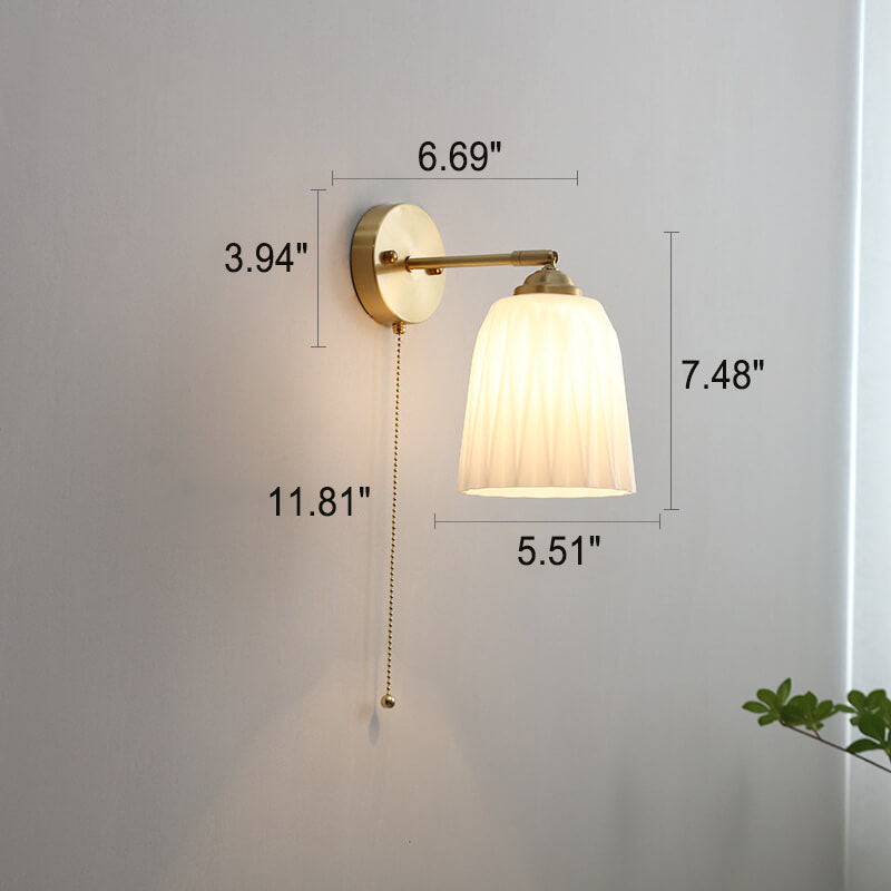 Applique murale nordique en laiton avec verre blanc rayé et cordon de tirage – 1 lumière