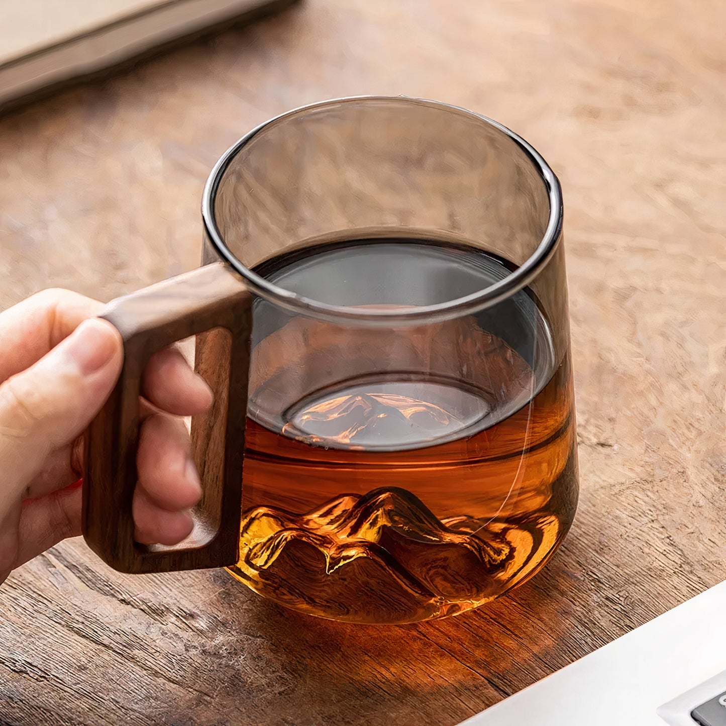 Tasse à Café Verre Gris Fumé avec Poignée en Noyer 450ml