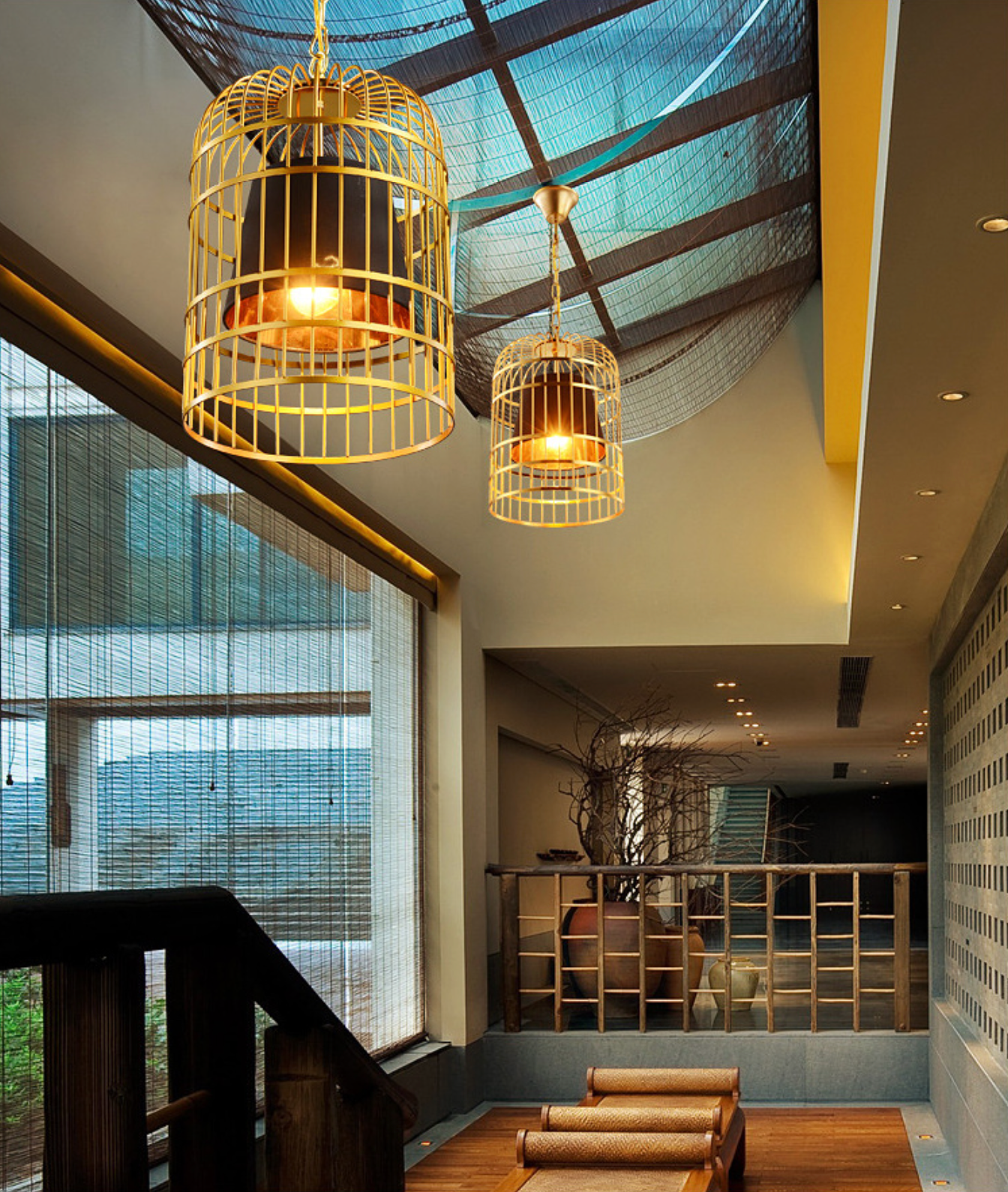Suspension Cage Dorée avec Abat-Jour Noir en Tissu