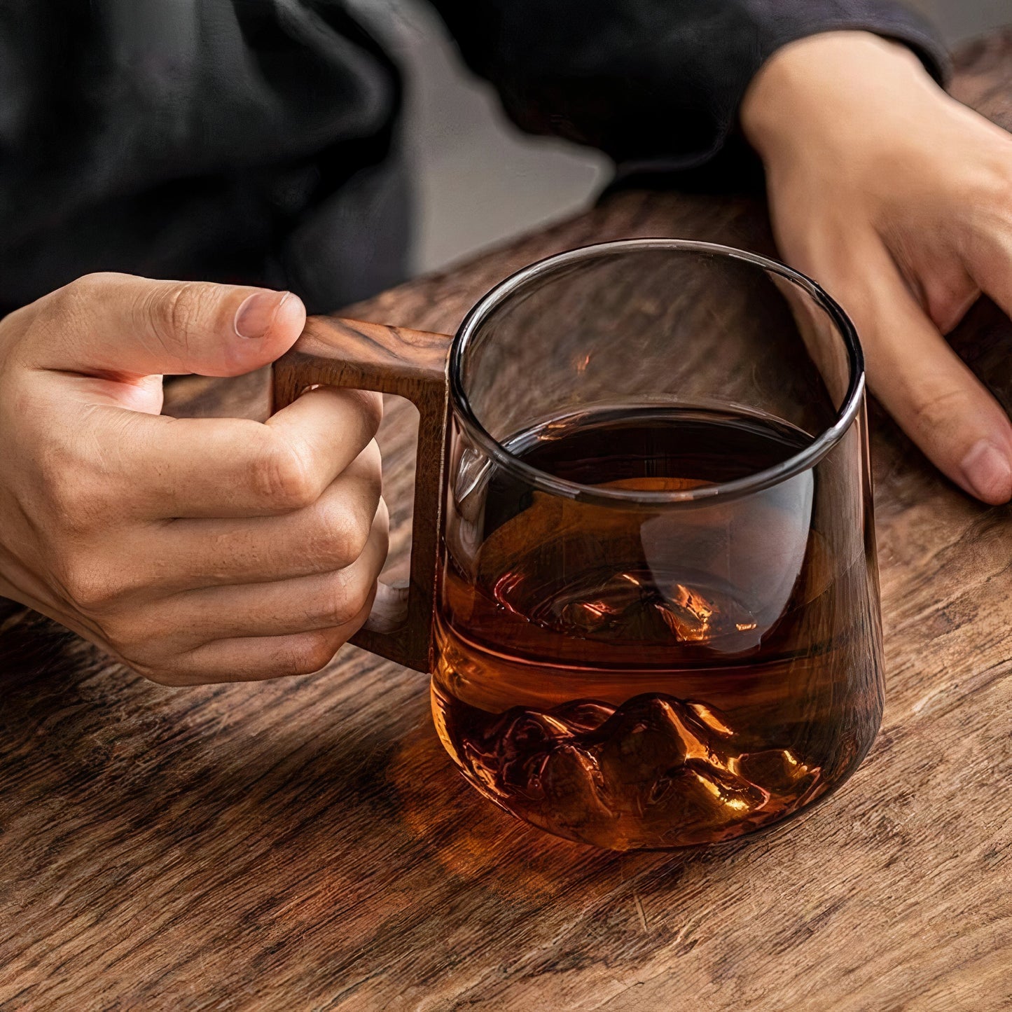 Tasse à Café Verre Gris Fumé avec Poignée en Noyer 450ml