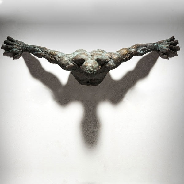 Sculpture Murale 3D en Résine Cuivrée – Homme Abstrait Grimpant à Travers le Mur