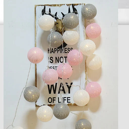 Cotton Ball Garland Light - Guirlande Lumineuse Boules de Coton - USB ou à Piles - Éclairage d'Ambiance Chaleureux - Différentes Longueurs et Couleurs - Idéale pour la Décoration Intérieure et les Cadeaux