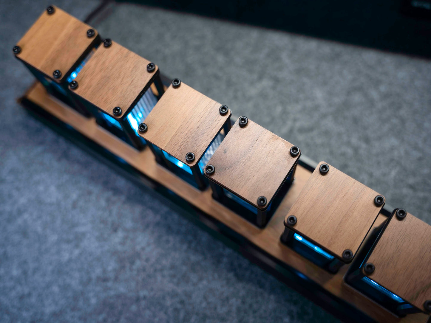 Horloge numérique artisanale en bois avec affichage lumineux style Nixie