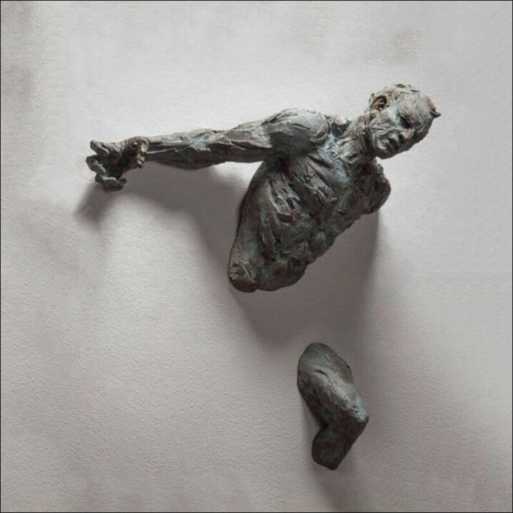 Sculpture Murale 3D en Résine Cuivrée – Homme Abstrait Grimpant à Travers le Mur