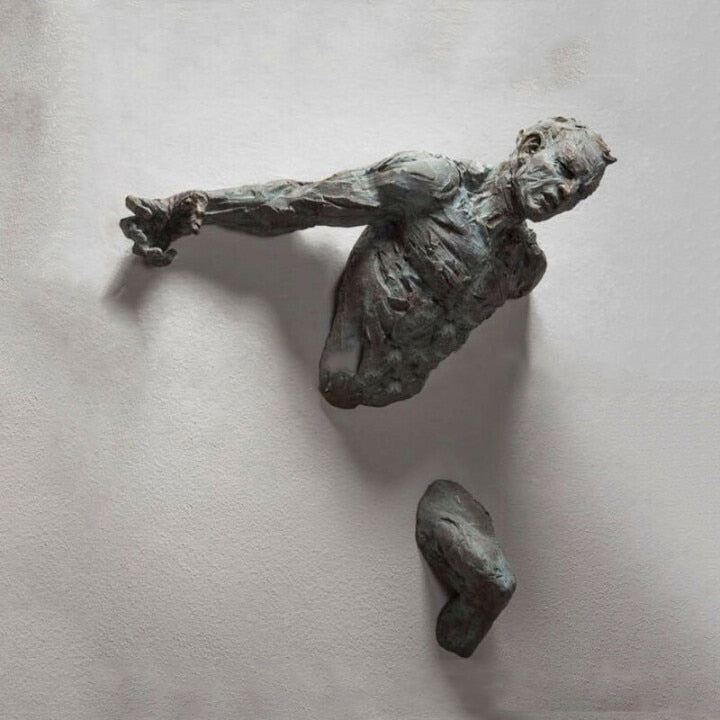 Sculpture Murale 3D en Résine Cuivrée – Homme Abstrait Grimpant à Travers le Mur