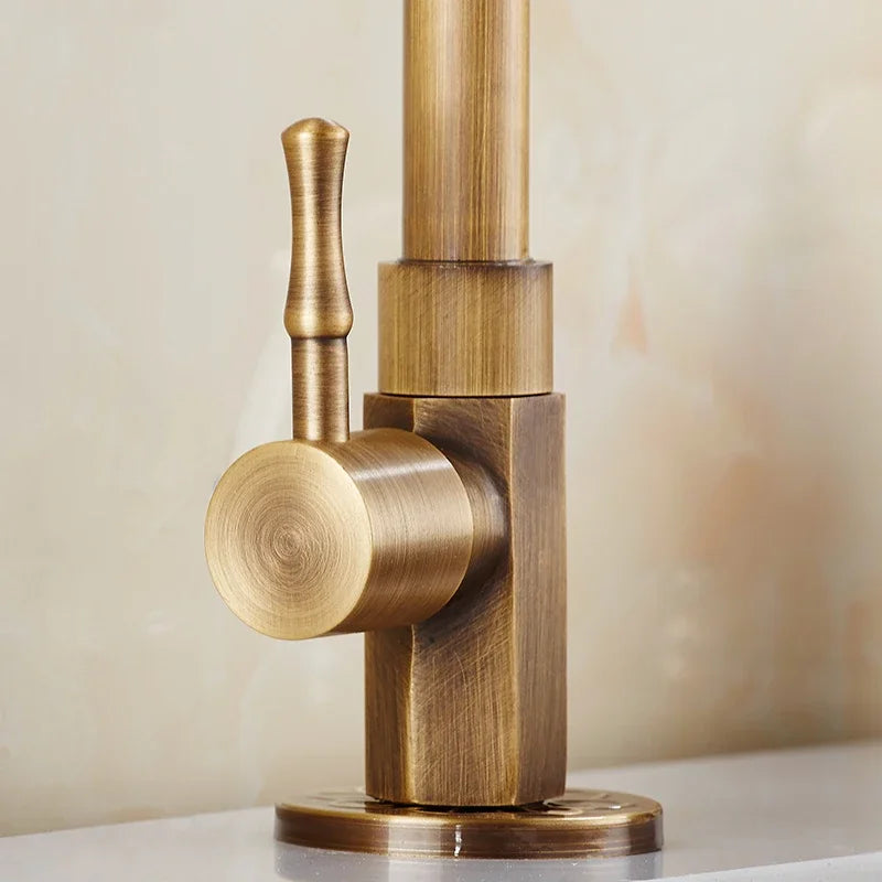 Robinet de Cuisine Vintage – Finition en Laiton Antique avec Design Élégant