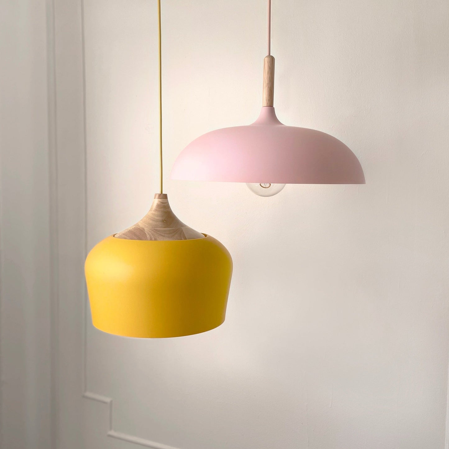 Suspensions Pastel en Métal et Bois – Éclairage Élégant et Moderne