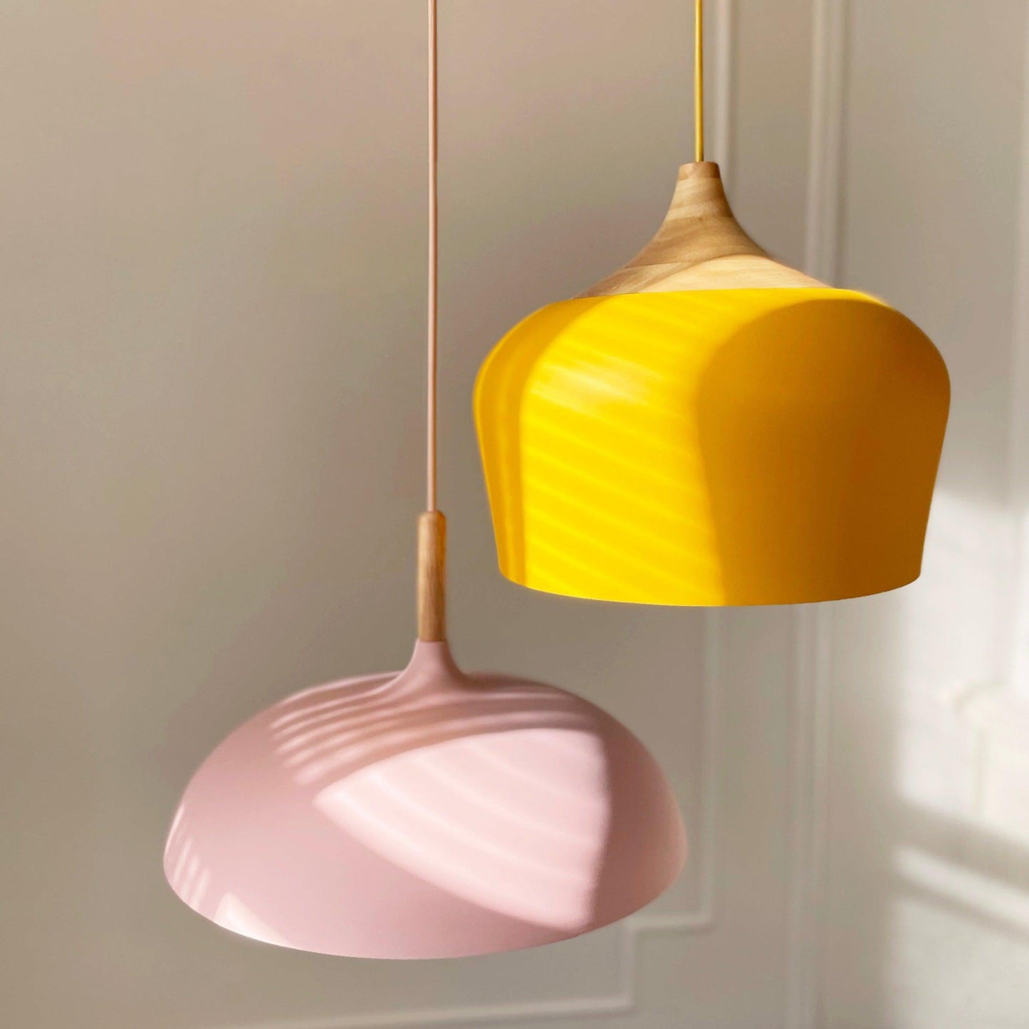 Suspensions Pastel en Métal et Bois – Éclairage Élégant et Moderne