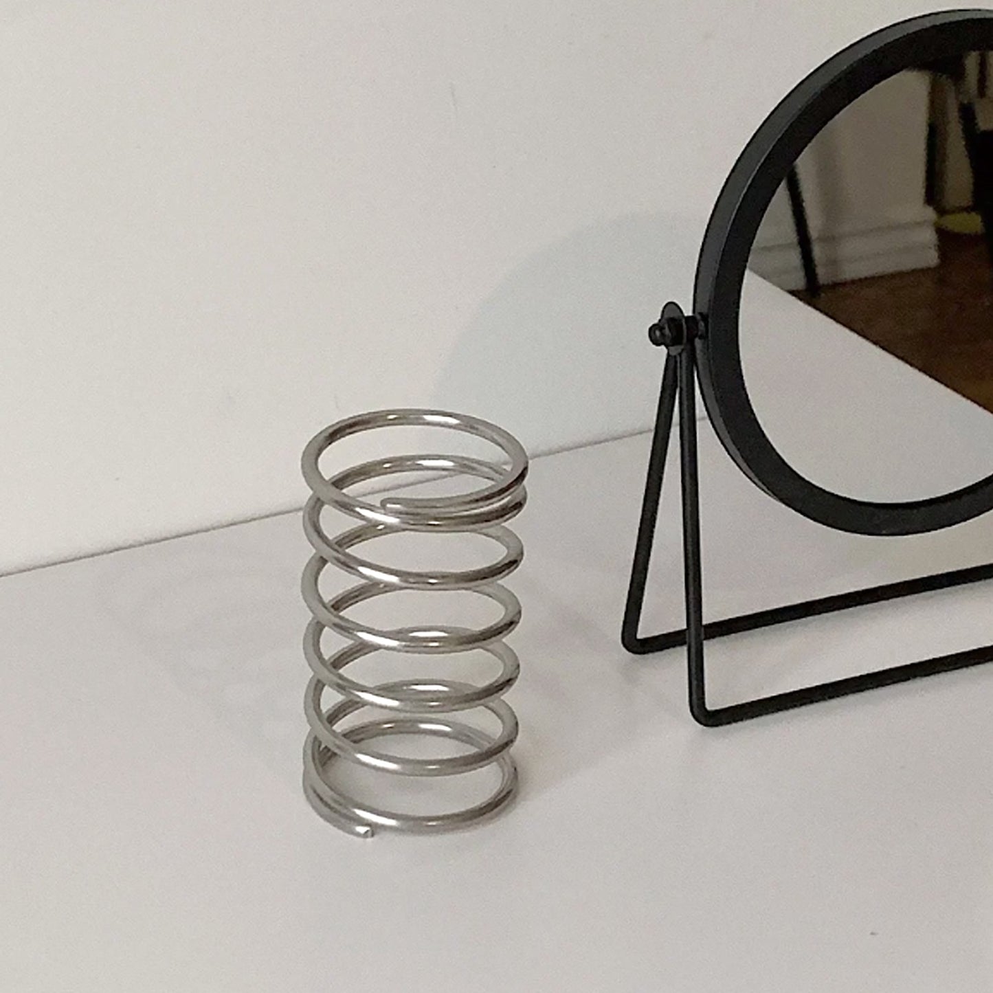 Support de Ressort Cylindrique en Acier Inoxydable – Stabilité et Élégance pour un Usage Polyvalent
