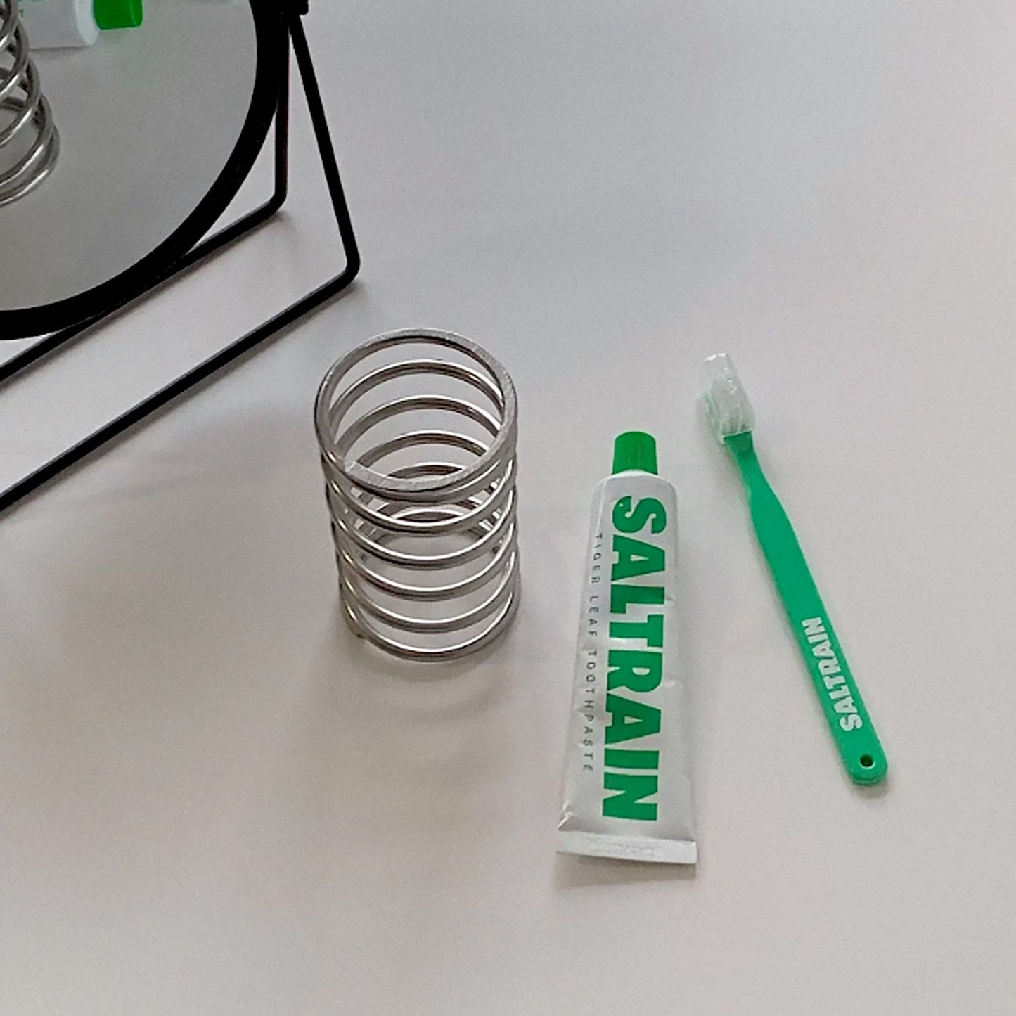 Support de Ressort Cylindrique en Acier Inoxydable – Stabilité et Élégance pour un Usage Polyvalent