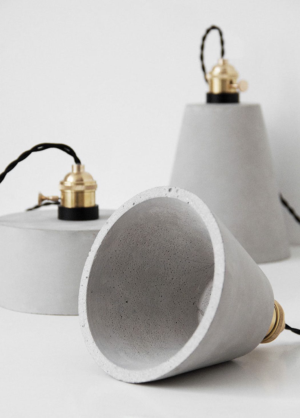 Suspension Béton Vasa avec Douille Laiton Design Brut