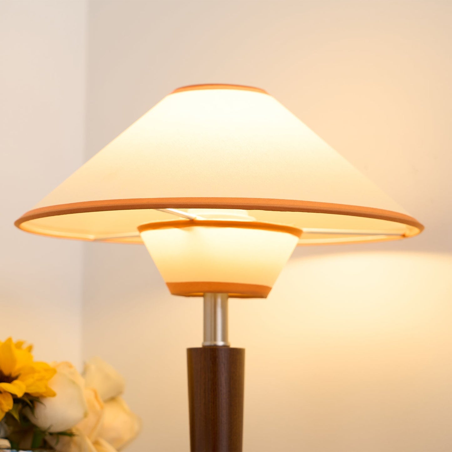Lampe de Table Talonwood en Bois et Tissu