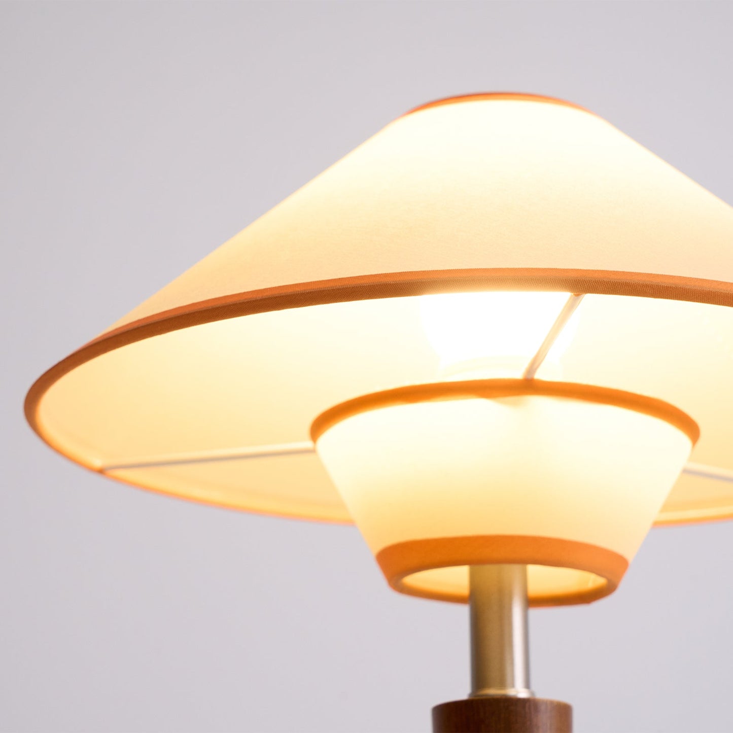 Lampe de Table Talonwood en Bois et Tissu