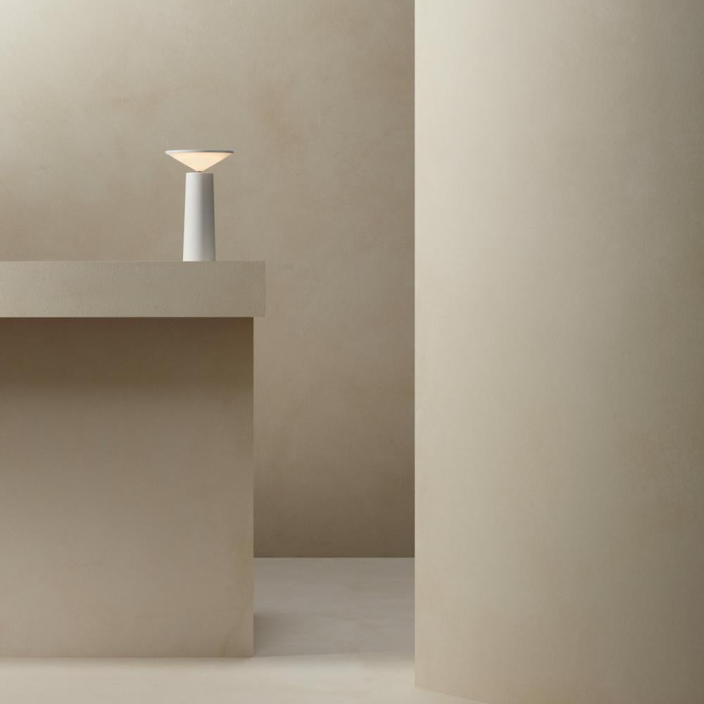 Lampe LED Rotative Portable – Design Minimaliste Rechargeable