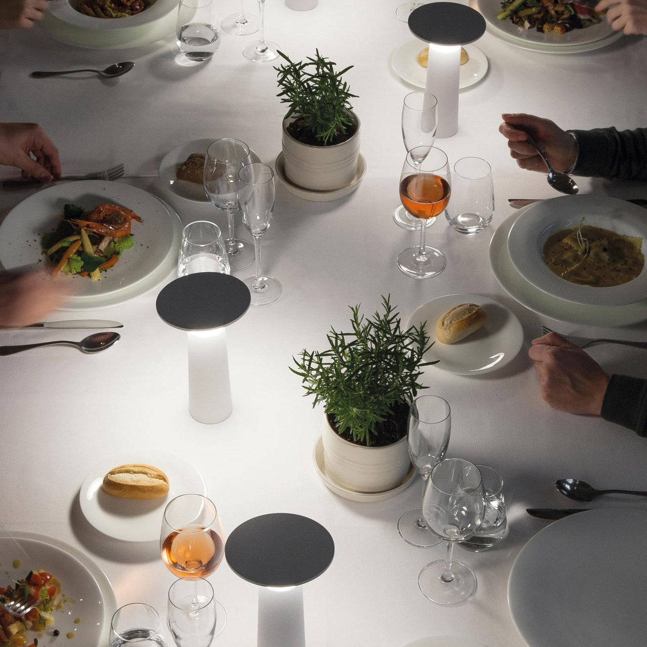 Lampe LED Rotative Portable – Design Minimaliste Rechargeable
