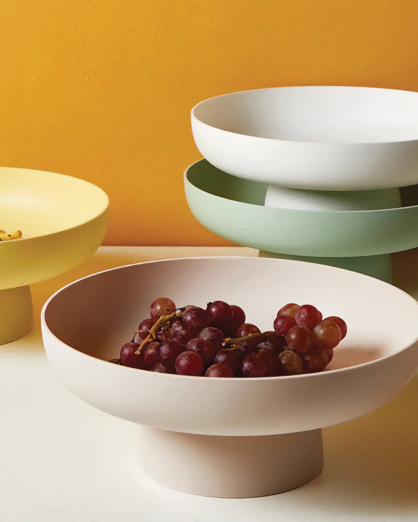 Bol Rond Coloré en Plastique – Élégance Moderne et Touche Décorative