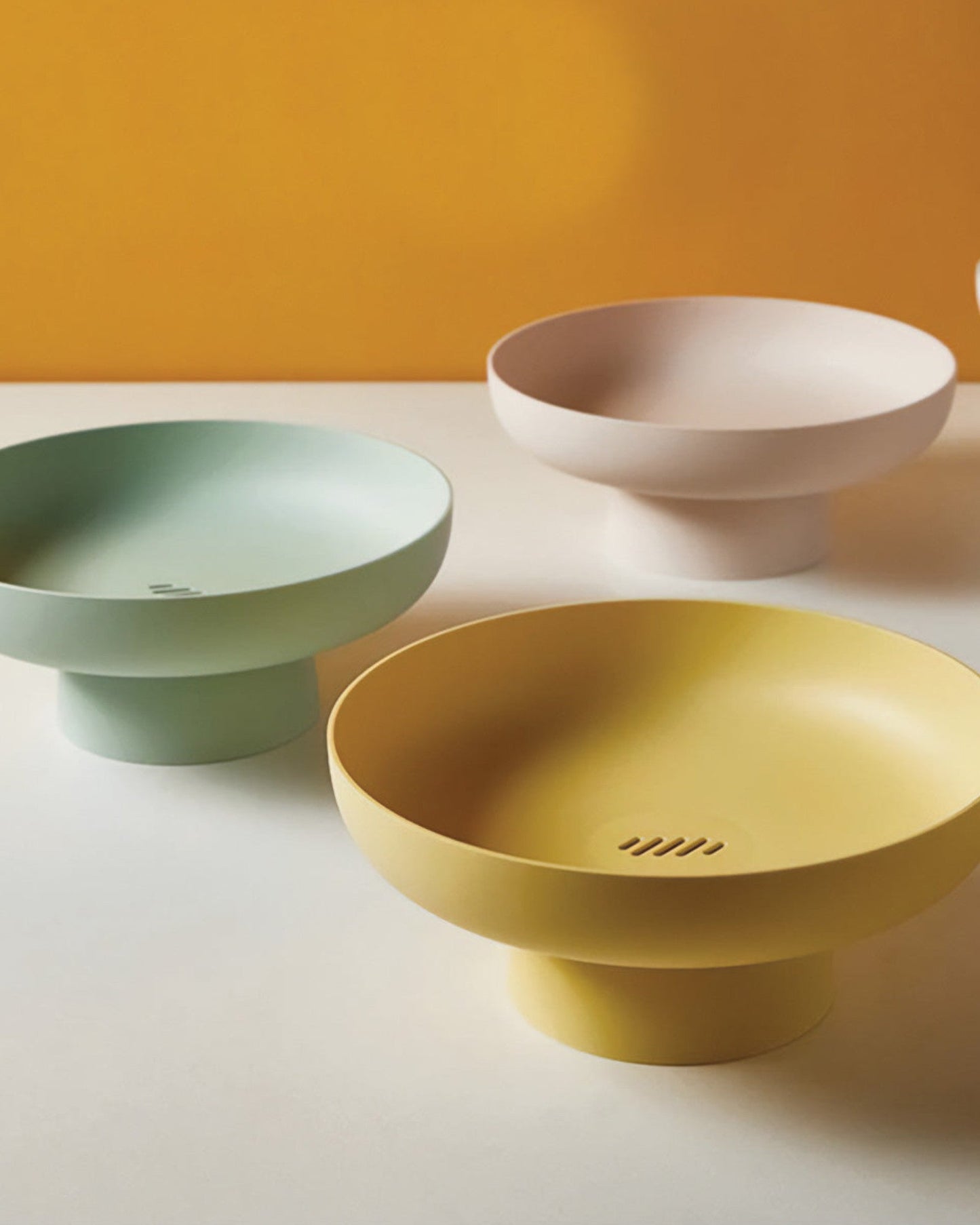 Bol Rond Coloré en Plastique – Élégance Moderne et Touche Décorative