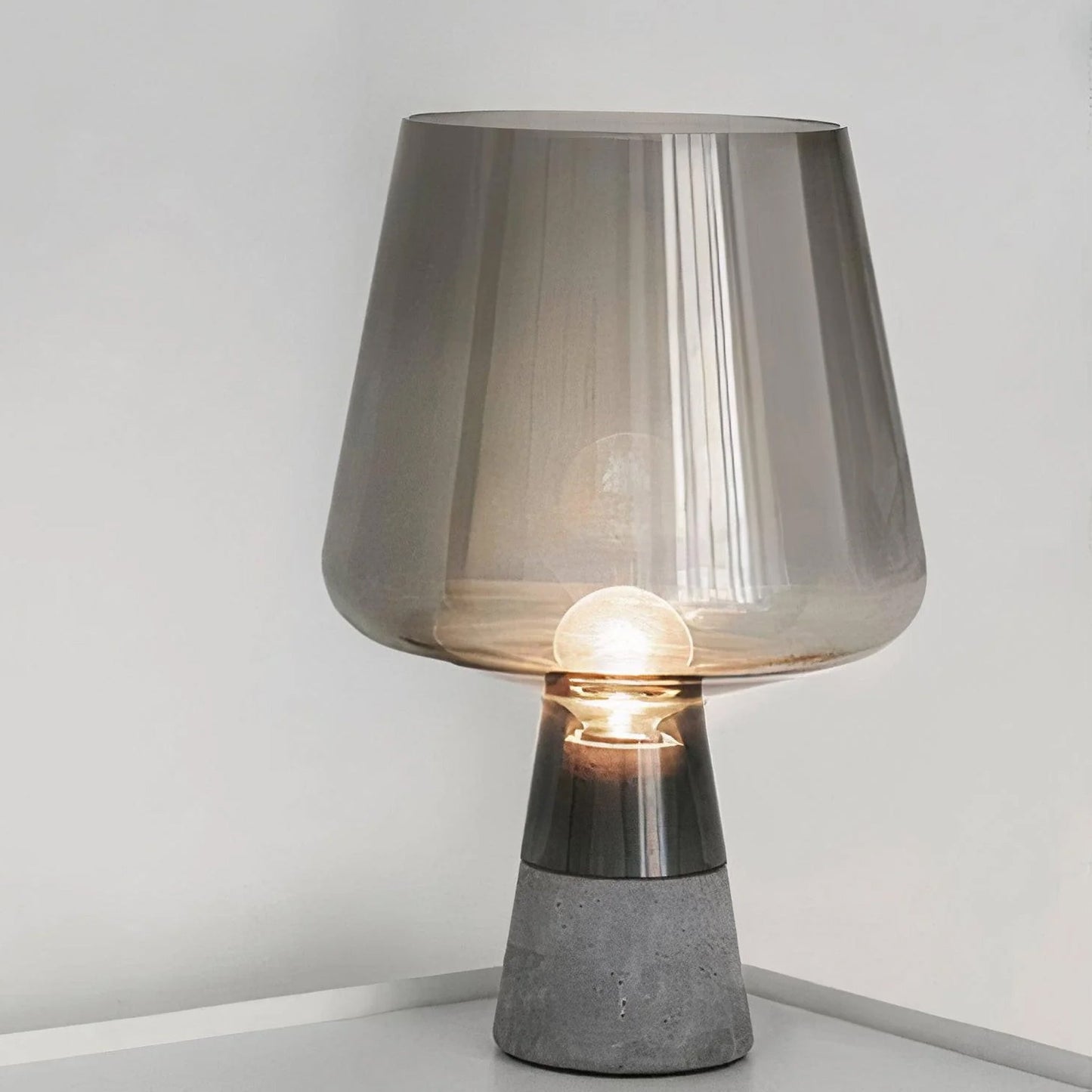 Lampe de Table Moderne Verre Fumé & Socle Béton Ben