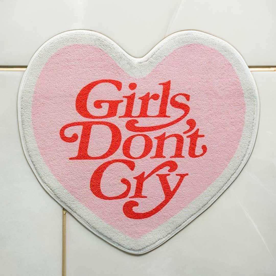 Tapis Cœur “Girls Don’t Cry” – Déco Pop & Confort Douillet