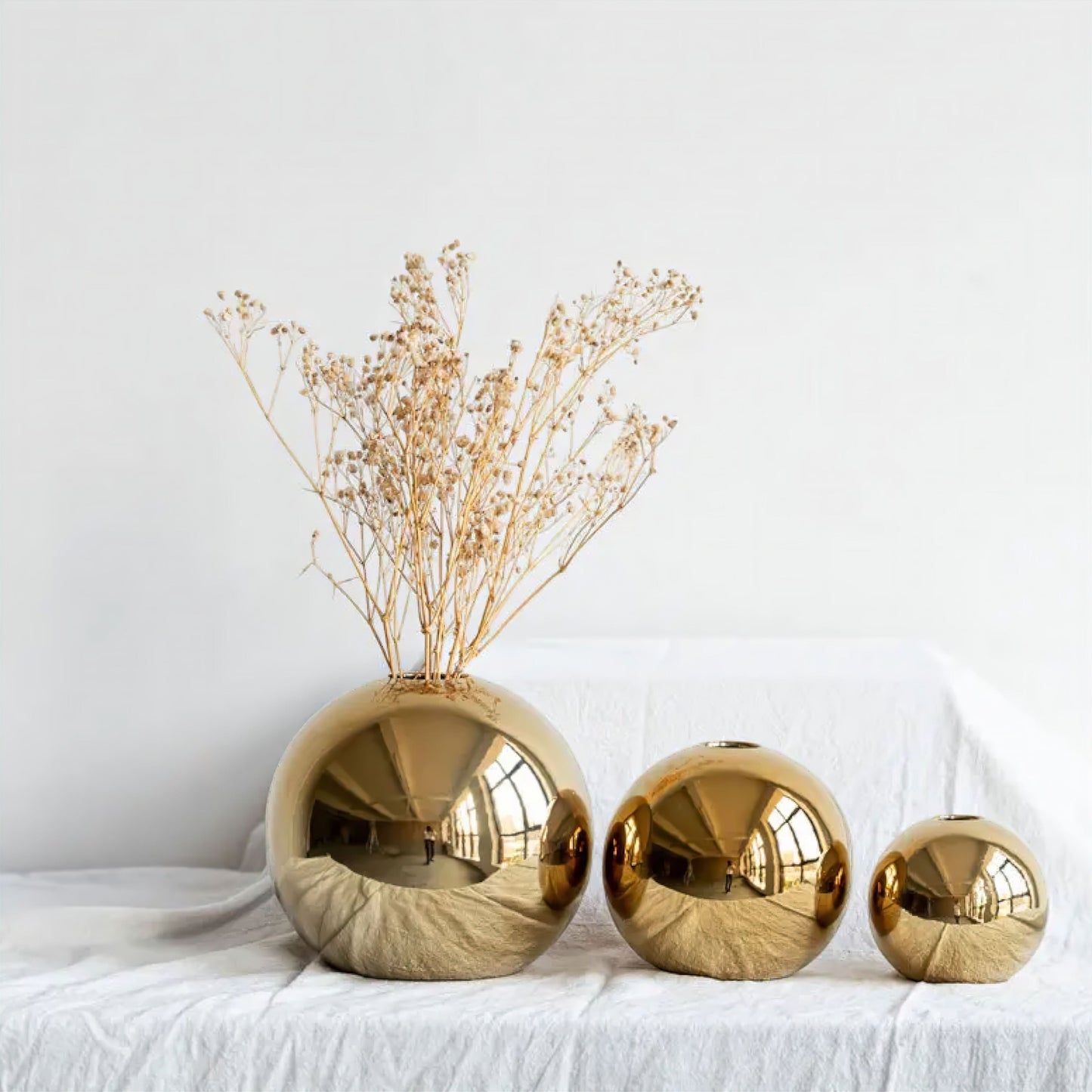 Collection de Vases Boule Dorée – Glamour Sculptural pour Votre Intérieur