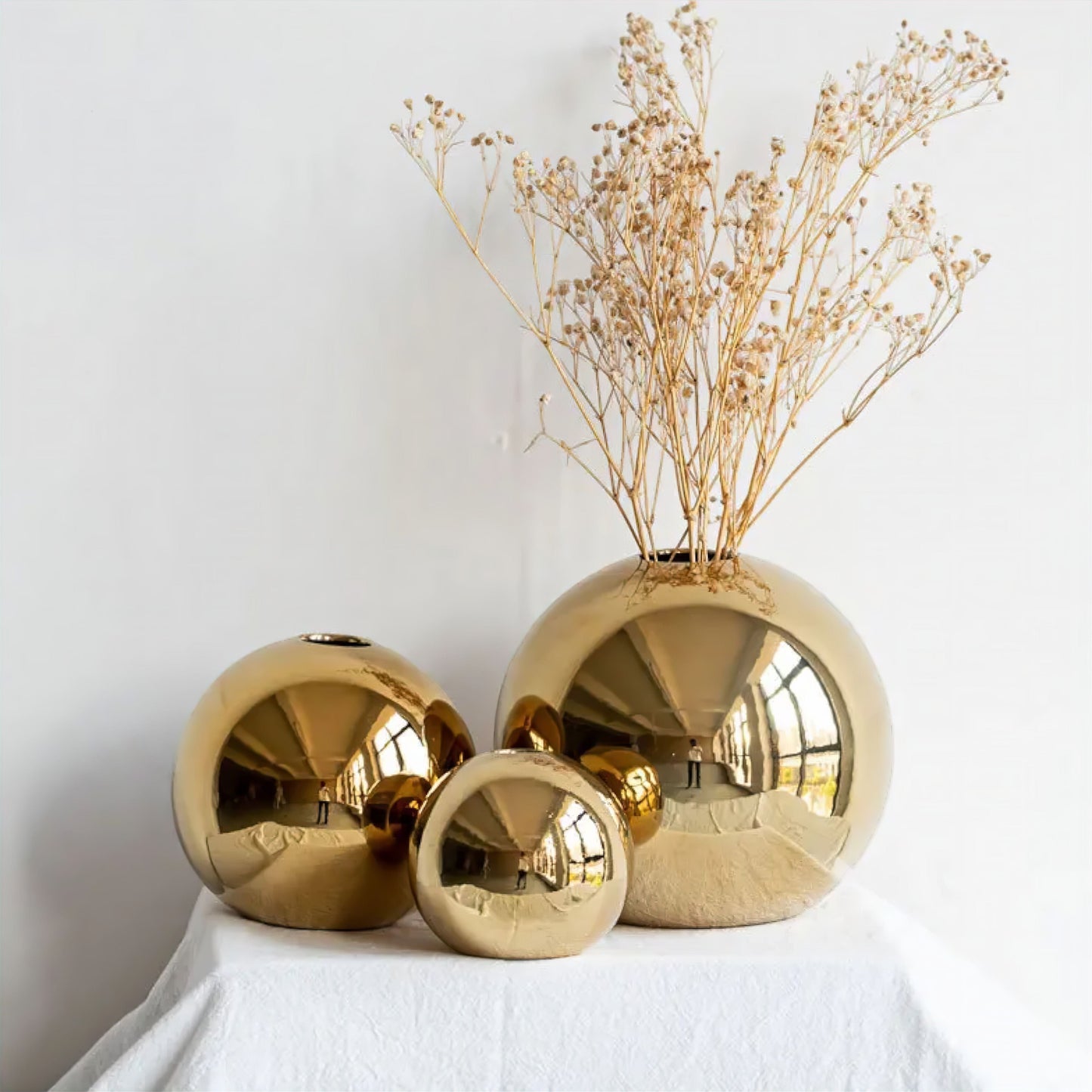 Collection de Vases Boule Dorée – Glamour Sculptural pour Votre Intérieur