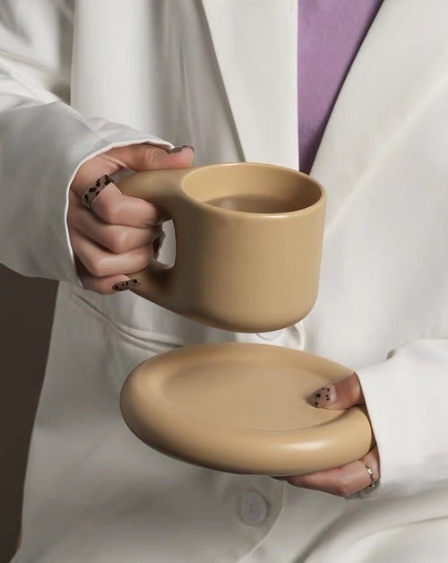 Tasse Chubby en Céramique avec Soucoupe, Fait Main