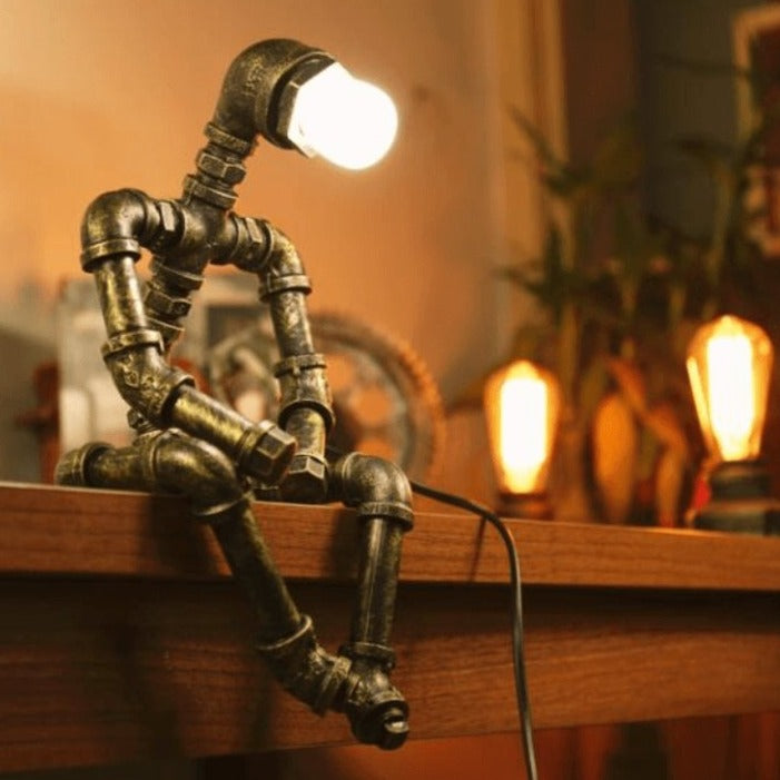 Lampe Robot Industrielle en Fer – Design rétro en tuyaux pour une déco unique et créative