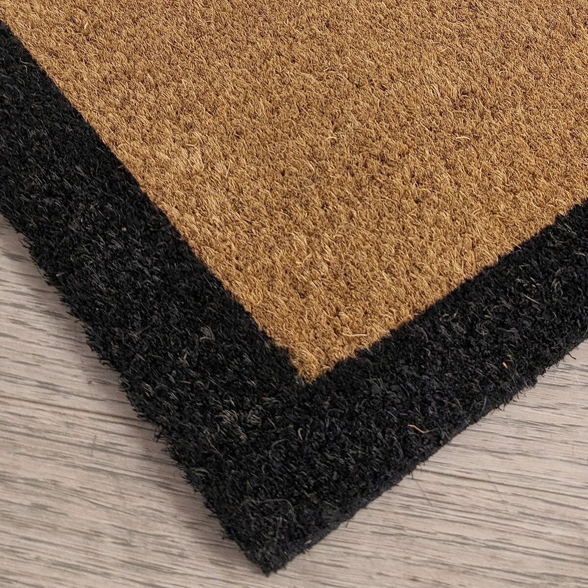 Tapis d'entrée naturel avec bord noir Kyla – Style contemporain pour votre seuil