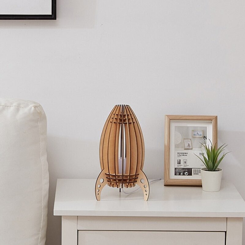 Lampe de Chevet Fusée en Bois – Design Original pour Chambre d’Enfant
