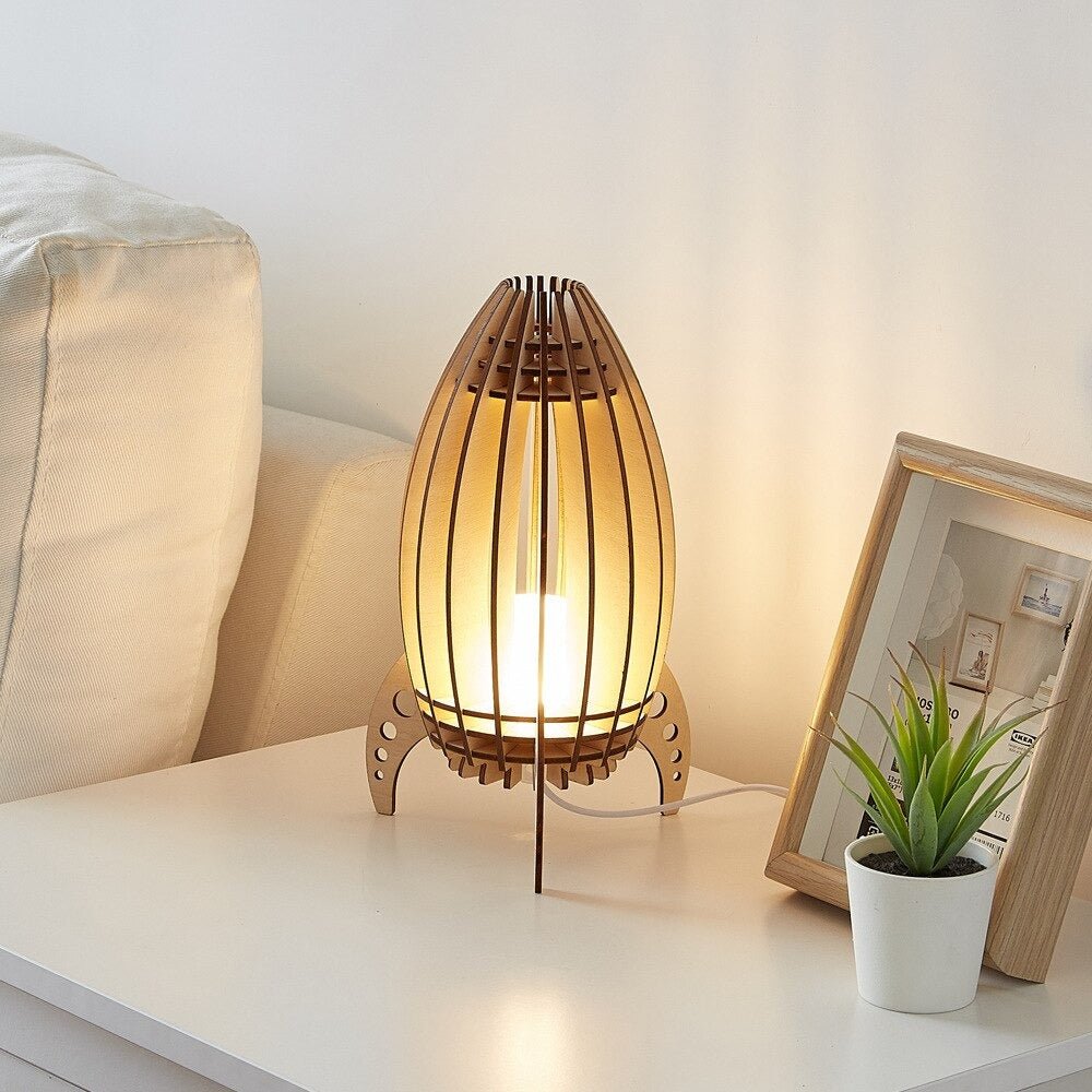 Lampe de Chevet Fusée en Bois – Design Original pour Chambre d’Enfant
