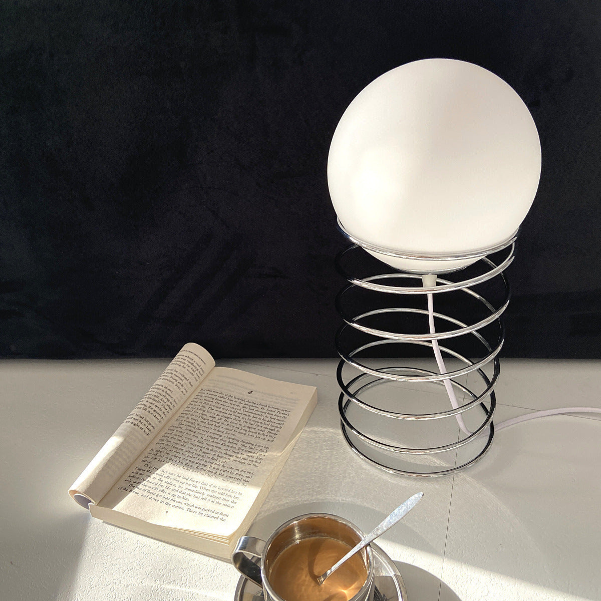 Lampe de Table Spirale – Élégance Artistique Inspirée du Style Bauhaus