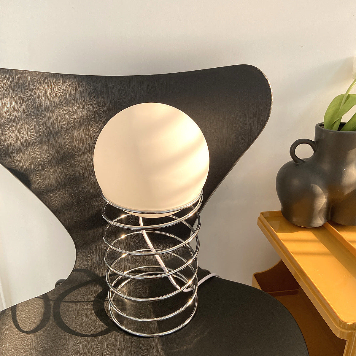 Lampe de Table Spirale – Élégance Artistique Inspirée du Style Bauhaus