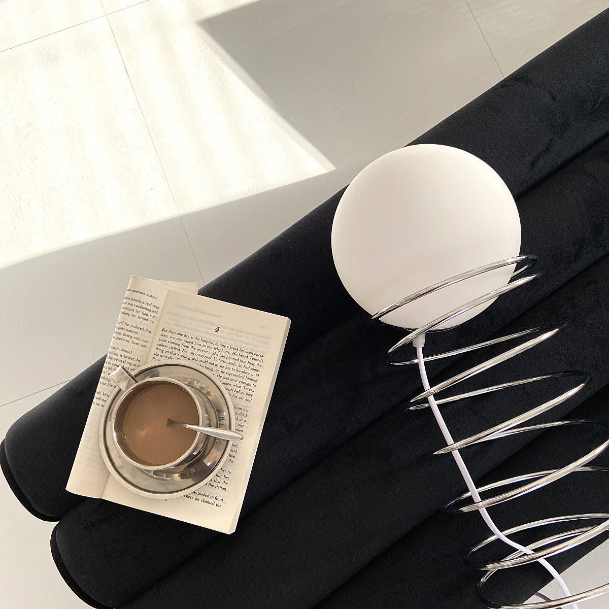 Lampe de Table Spirale – Élégance Artistique Inspirée du Style Bauhaus