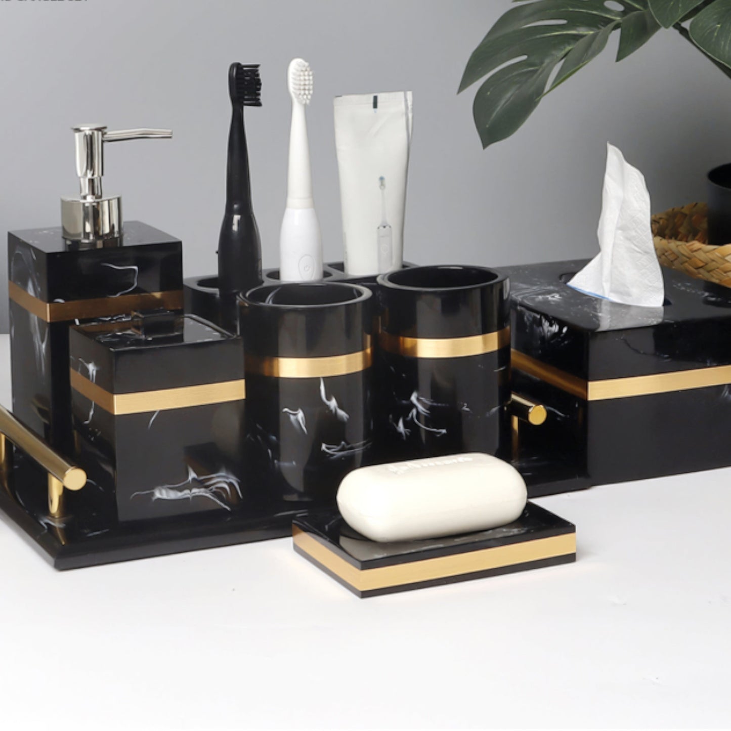 Ensemble d’Accessoires de Salle de Bain 8 Pièces – Élégance Noire et Dorée pour un Look Hôtelier