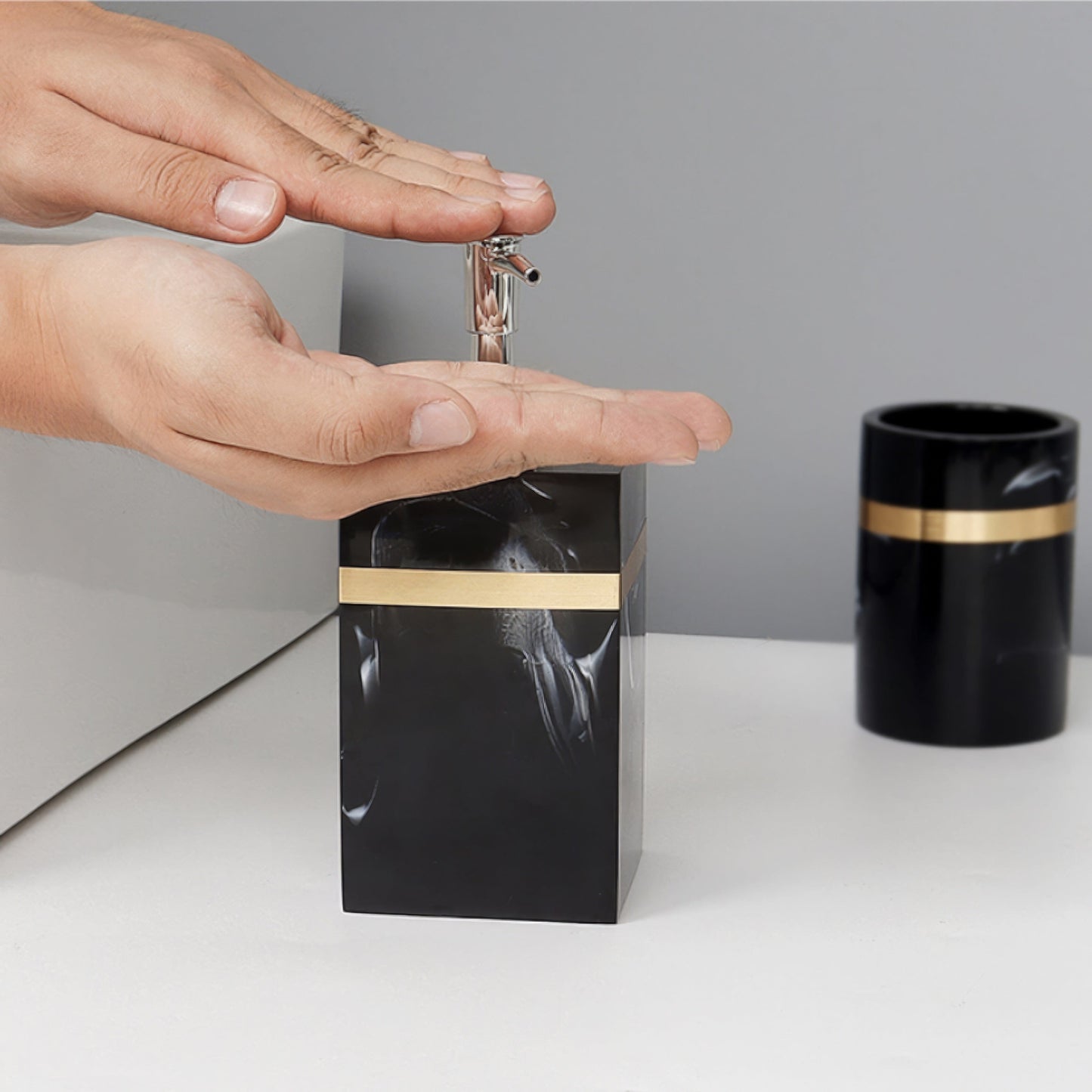 Ensemble d’Accessoires de Salle de Bain 8 Pièces – Élégance Noire et Dorée pour un Look Hôtelier