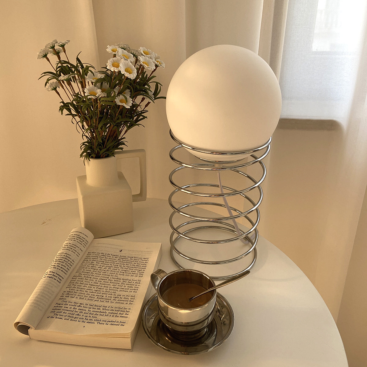 Lampe de Table Spirale – Élégance Artistique Inspirée du Style Bauhaus
