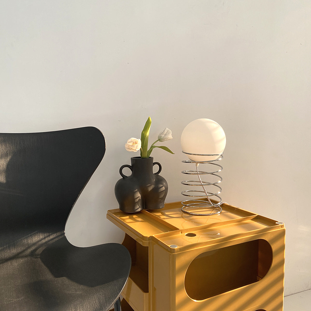 Lampe de Table Spirale – Élégance Artistique Inspirée du Style Bauhaus