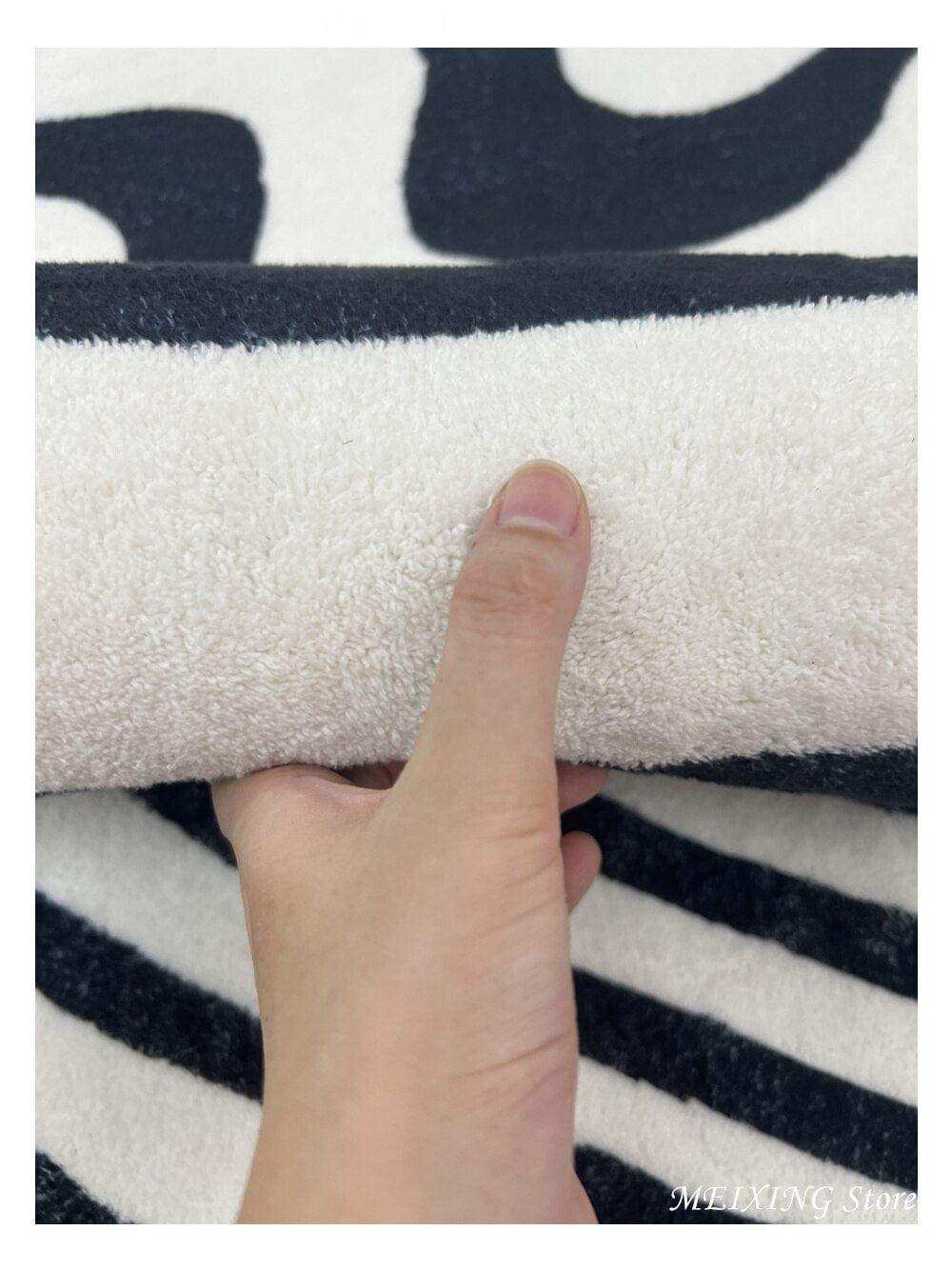 Tapis Illusion Optique Noir et Blanc – Design Moderne Antidérapant