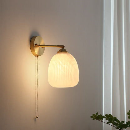Applique murale nordique en laiton avec verre blanc rayé et cordon de tirage – 1 lumière